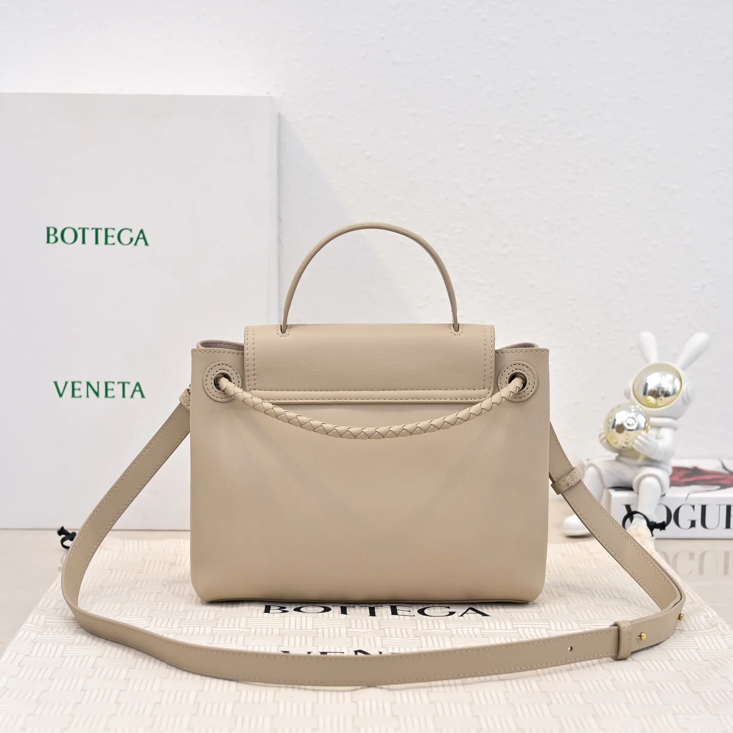 Batch 2060 #Bv New Small Ciao Ciao Handbag Who carried the cute little Ciao Ciao out on the street❣️Made of Dutch Silky Calf calfskin ~ silky to the touch. The leather is thick, and the suede lining is soft and comfortable. The relaxed feeling of stacked smooth leather, the representative woven element shoulder strap, and the perfect embellishment of golden buckles💥The unique bag shape is casual and exquisite, and super practical☄️Carry Ciao Ciao to accompany you in various occasions, and be the most stylish you🎀 Size: 26x19x10.5 Style No. 5835#